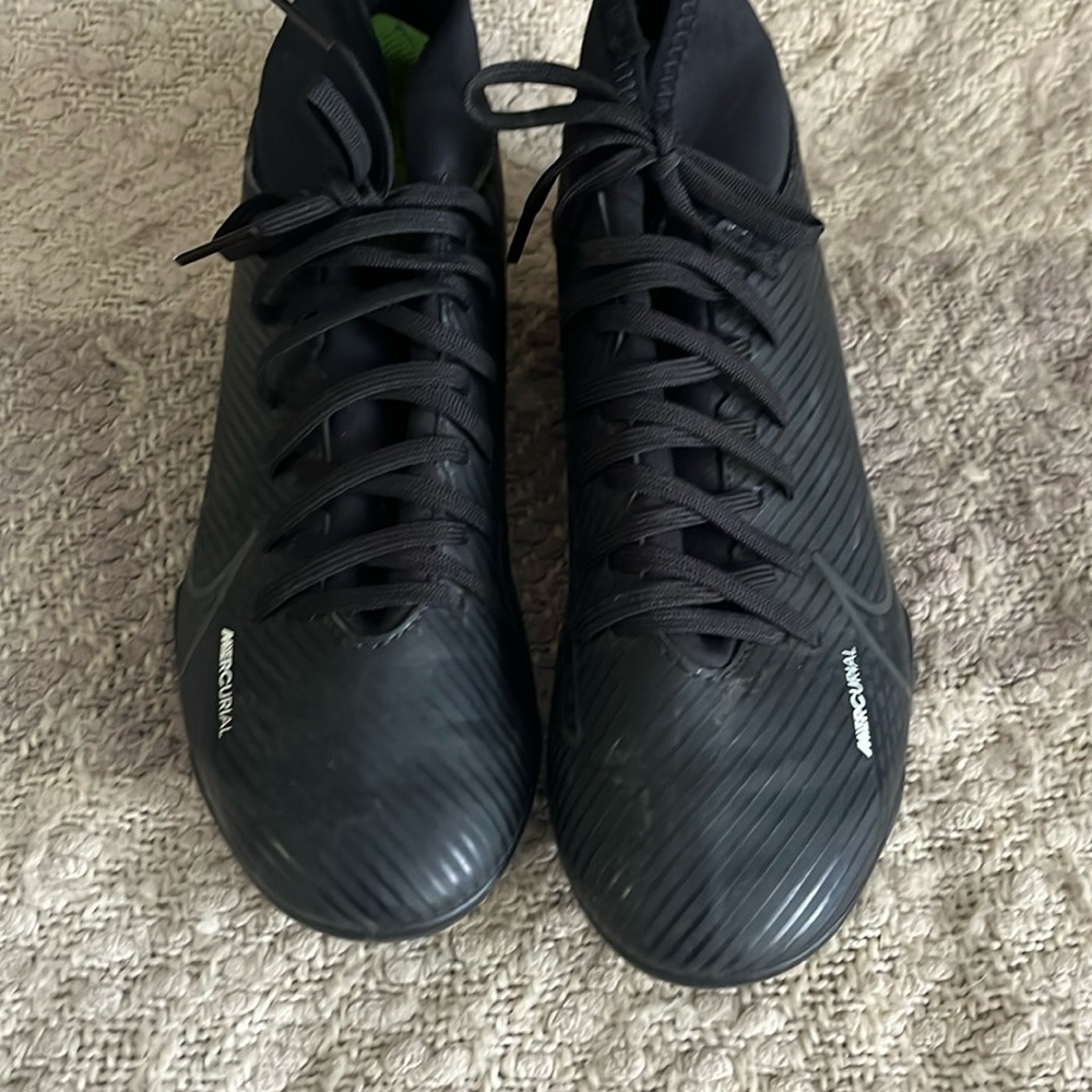 Nike mercurial cleats size 4y in great condition